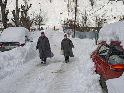 Traffic suspended on Jammu-Srinagar NH after fresh snowfall