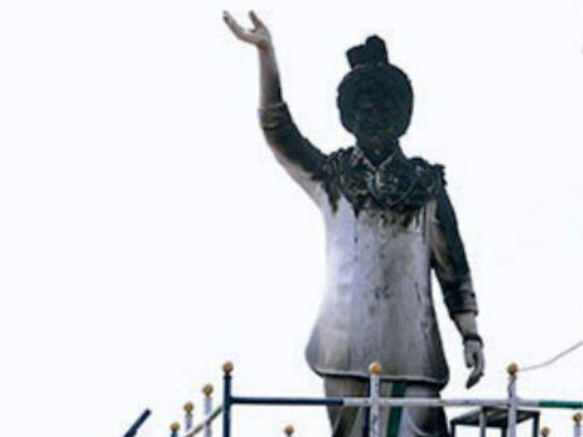 Anger spills: YS Rajasekhar Reddy's statue set ablaze | Vijayawada News -  Times of India