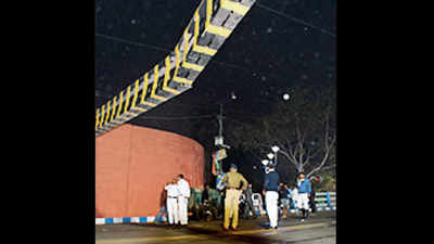 Kolkata: Kalighat Bridge height barrier damaged