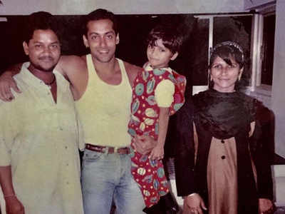 #FlashbackFriday: This picture of Salman Khan posing with his fans is sure to make you nostalgic!