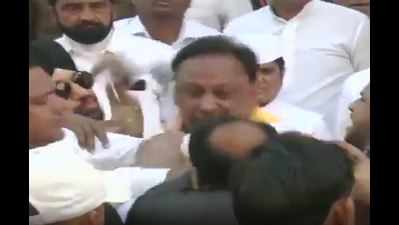 Madhya Pradesh: Ahead of flag hoisting by Kamal Nath, two Congress leaders hit each other