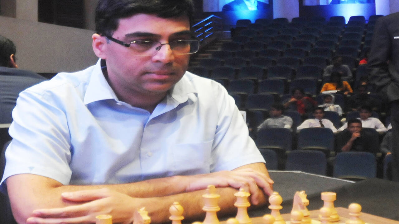 Tata Steel Chess: Magnus Carlsen beats Viswanathan Anand to take sole lead