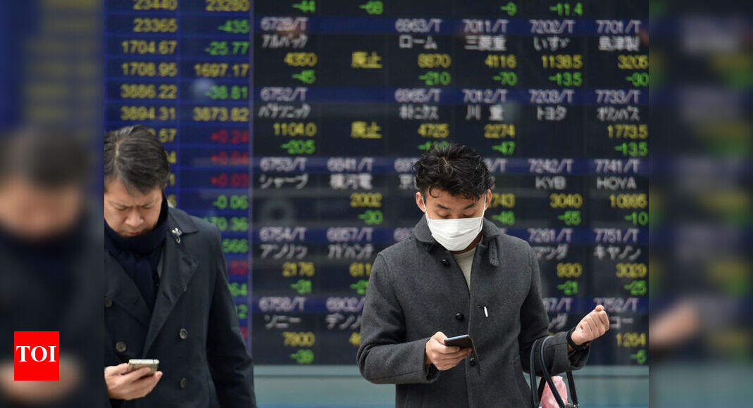 China extends holiday, businesses shut as virus toll rises to 81