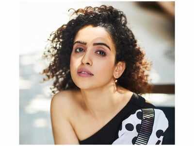 Sanya Malhotra flaunts her captivating dance moves, actor Sunil Grover pulls her leg