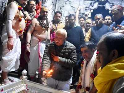 RSS chief Mohan Bhagwat offer prayers at Kashi Vishwanath temple