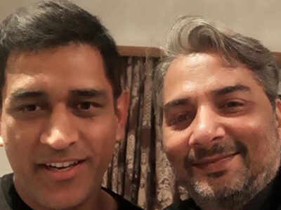 Varun Badola bumps into cricketer MS Dhoni; calls it his fanboy moment