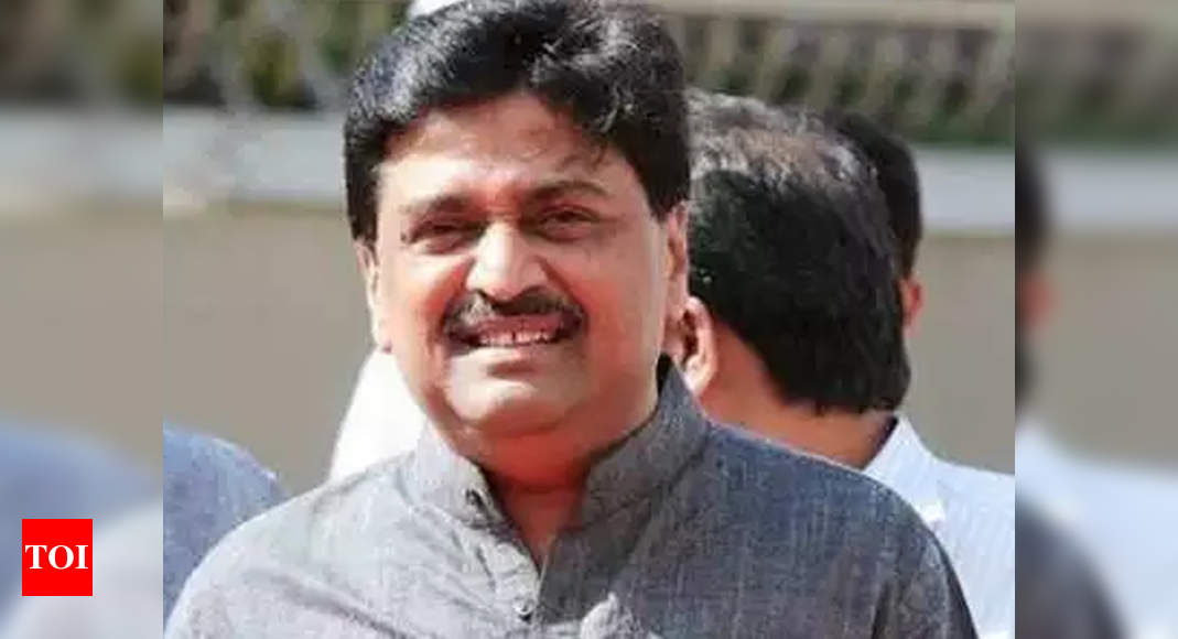 sudhir-mungantiwar-day-dreaming-to-form-govt-says-ashok-chavan