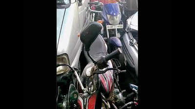 Two injured after two cars, bikes pile up in Oshiwara