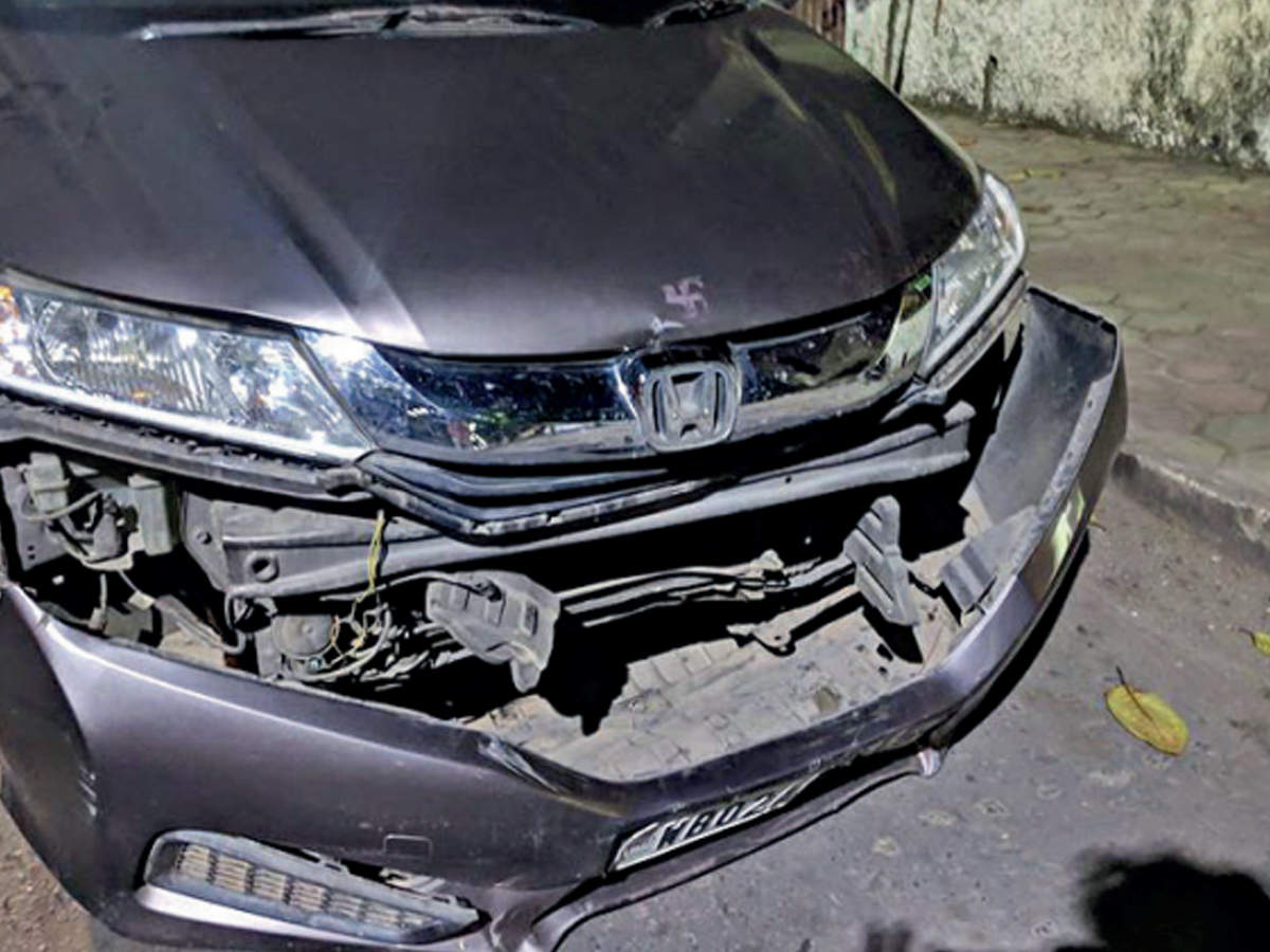 Kolkata: Towing vehicle damages book fair visitoru0027s car  Kolkata 