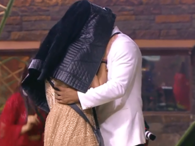 Bigg Boss 13: Sidharth Shukla recreates the famous kiss scene from Aashiqui 2 with Arti Singh