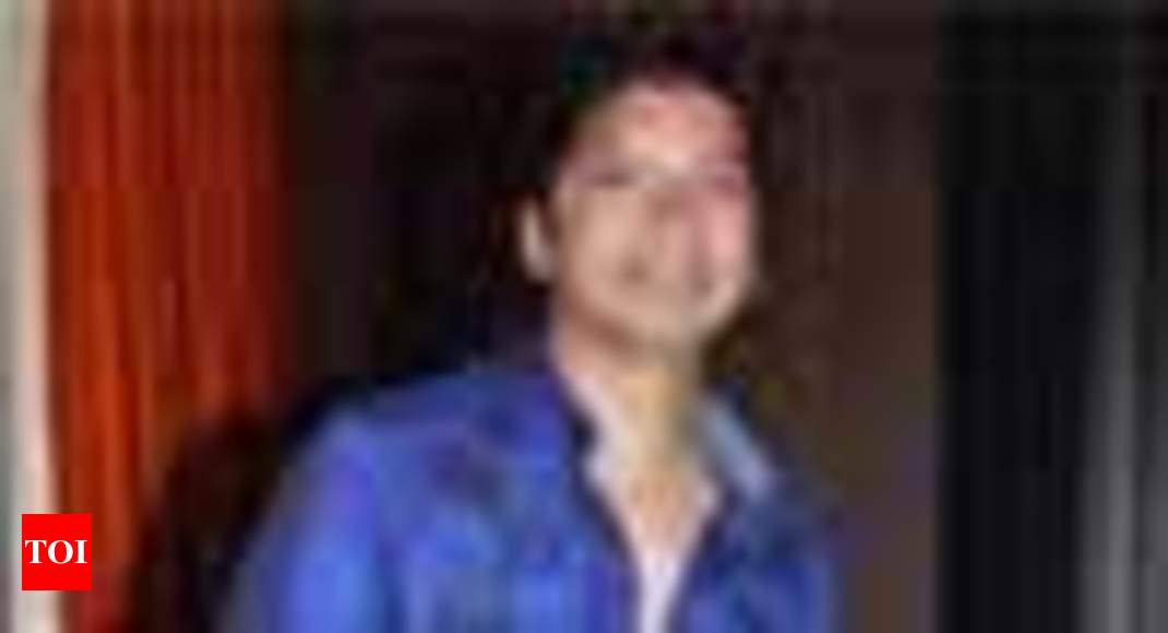 Ranveer Singh looks ROYAL in Black Suit at Hello Hall Awards; Watch Video