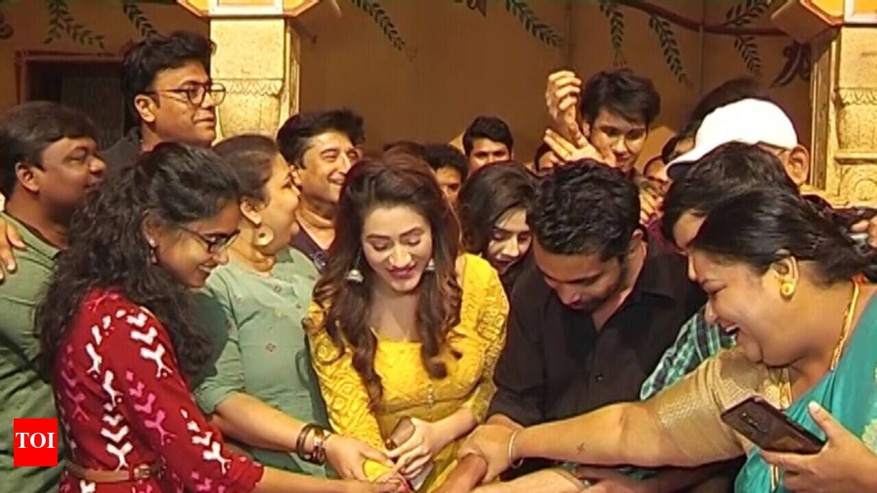 Jijaji Chhat Per Hai to wrap up soon, cast celebrates last day of shoot -  Times of India