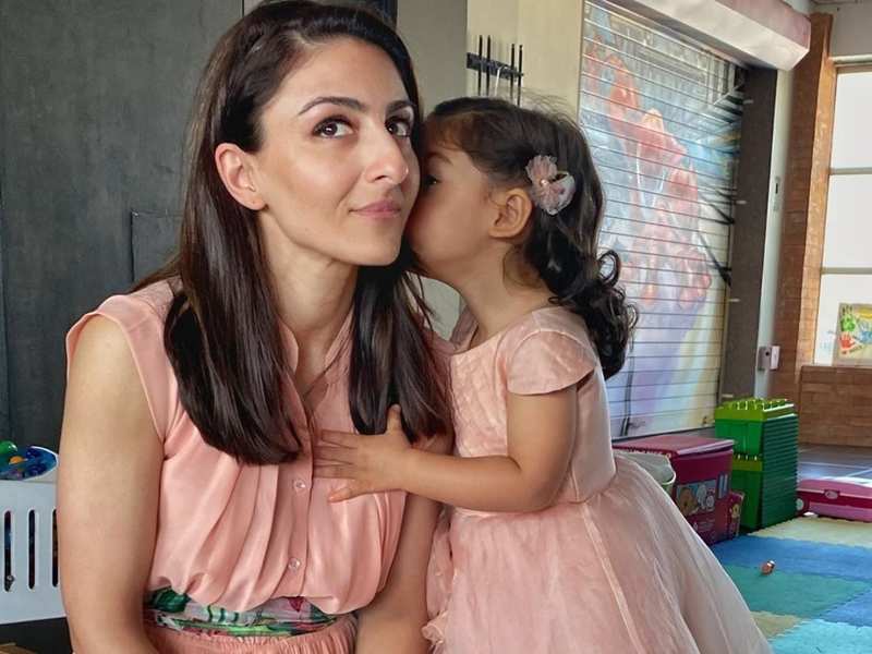 Twinning and winning! THIS picture of Soha Ali Khan and daughter Inaaya ...