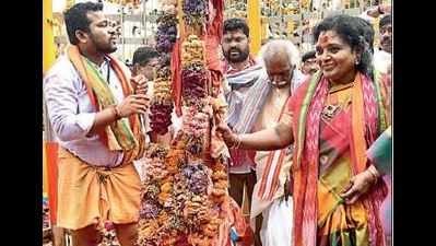 VVIPs visit jatara, devotees’ wait for darshan gets longer