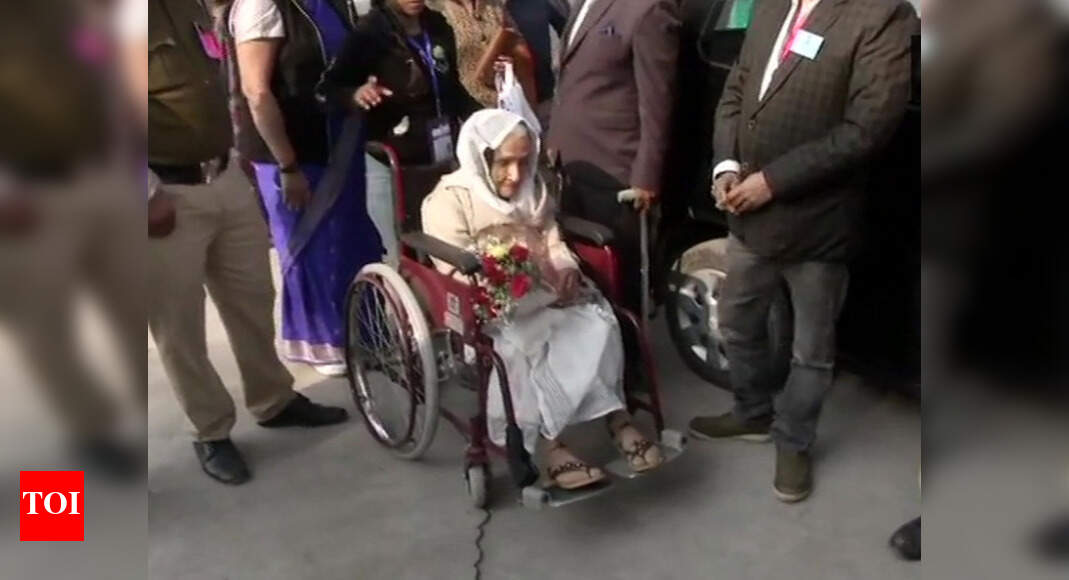 Oldest woman voter in Delhi gets inked at 111