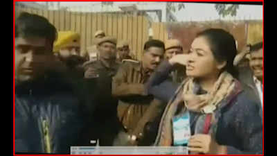 Delhi polls: Alka Lamba tries to slap AAP worker