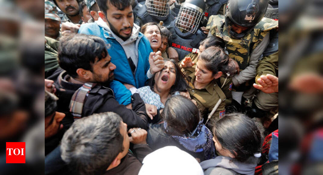 Anti-CAA protesters scuffle with cops in Delhi