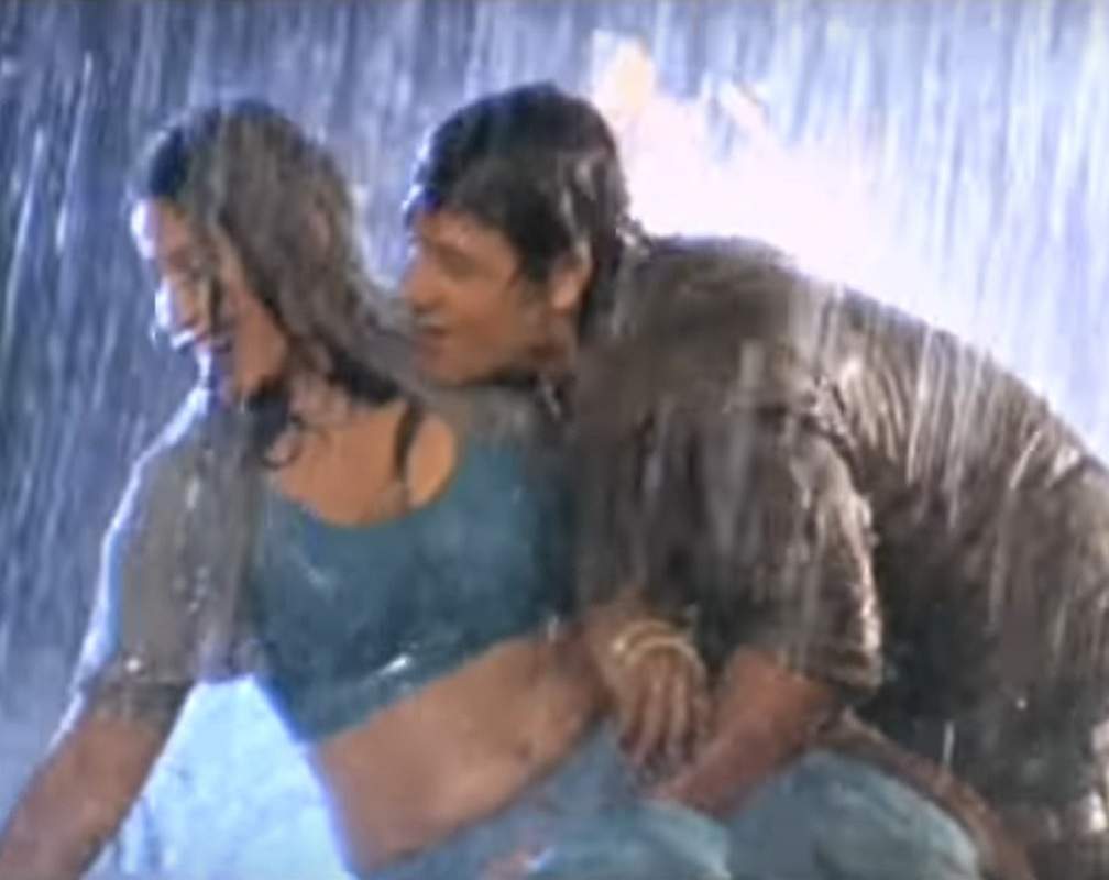 
Bhojpuri Gana: Bhojpuri Song Sexy Video 'Chan Dekhi Ke' from 'Zulmi Sang Ankhiyan Ladi' Sung by Shreya Ghosal and Vandana
