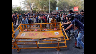 Delhi: Hunt on for men who attacked cops near Jamia Millia Islamia