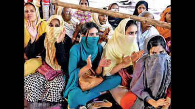 ‘Delhi se bye bye’ slogans fill Kolkata protest sites