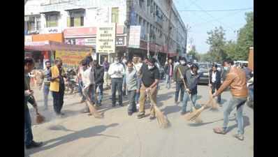 Traders sweep streets to protest AMC’s levy of parking fee at Sanjay Place