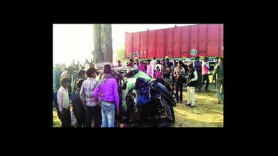 Bareilly: Three people killed after car rams into tree