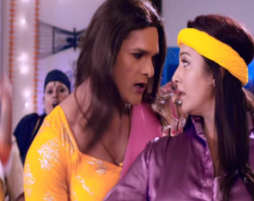 
Bhojpuri Songs Videos: Khesari Lal Yadav and Sweety Chhabra's hit Bhojpuri Song 'Hoth Lali Se Roti Bor Ke' from 'Hogi Pyar Ki Jeet'
