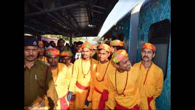 Kashi-Mahakal Express reaches Allahabad