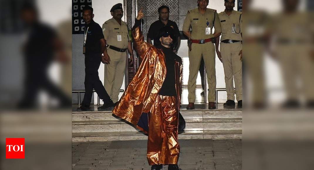 Netizen troll Ranveer Singh’s golden outfit at the airport, calls him