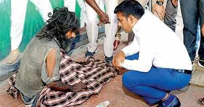 SP extends a helping hand to homeless | Vijayawada News - Times of India