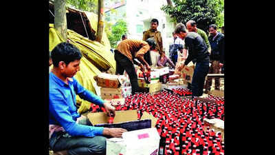 Meerut: Tipplers grab beer bottles spilled on road after truck overturns
