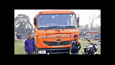 Kolkata: Police campaign to teach bikers about truck driver's blind spots