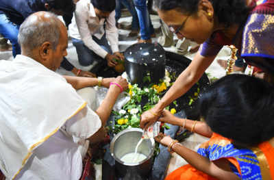 Aurangabadkars celebrated Mahashivratri by distributing milk to the needy