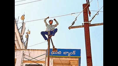 Secunderabad: Tippler threatens to jump off street light pole, rescued