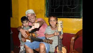 From Gulabi Aankhein to Despacito: Manu Chao jams with city’s slum kids