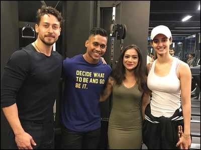 Photo: Disha Patani and Tiger Shroff strike a pose with their fans at the gym