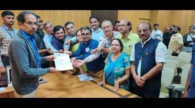 Save Merit activists meet CM Thackeray