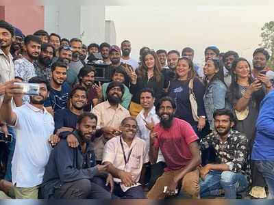 Raveena Tandon wrap ups the 'KGF: Chapter 2' shoot; shares a happy picture with the crew members!