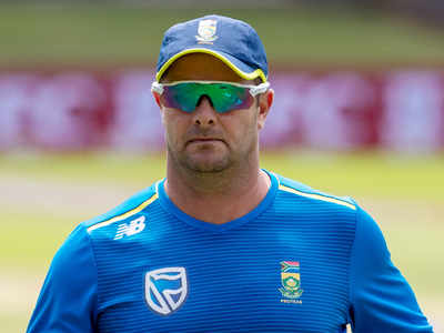 Boucher wants bowlers to ease pressure on South Africa batsmen