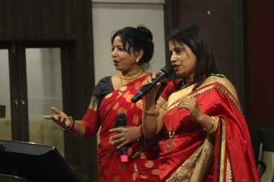 City singers belted romantic numbers