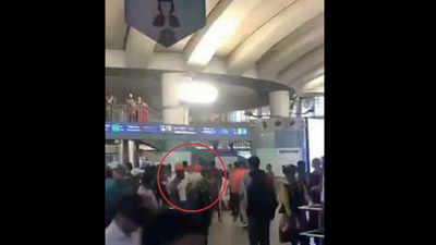 Delhi: Chaos at Rajiv Chowk metro station as group shouts 'Goli maaro...'