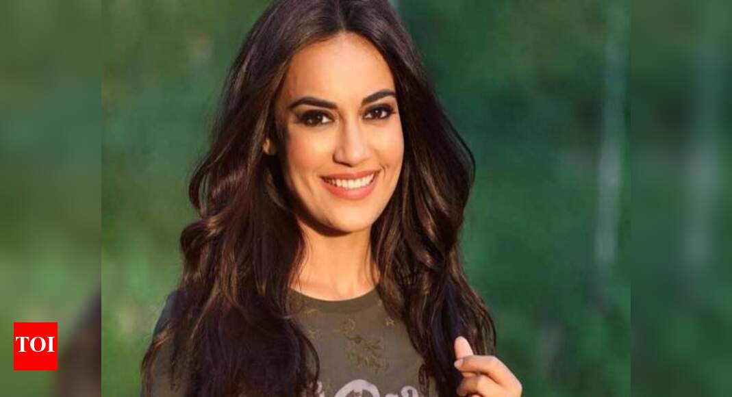 Qora tanli erkaklar osiyolik ayolni shafqatsizlarcha zorlamoqda (porno video)