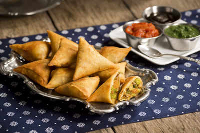 Humble samosa gets another exotic twist - Times of India