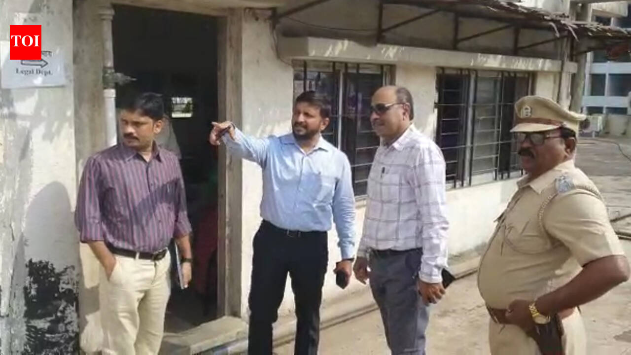 KDMC chief makes surprise visit to headquarters to check punctuality of ...