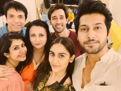Ankita Bhargava, Krystle D’souza, Namish Taneja and the cast of Ekk Nayi Pehchaan have a reunion; check out pics