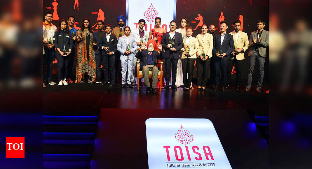 PV Sindhu is Sportsperson of the Year at TOISA thumbnail