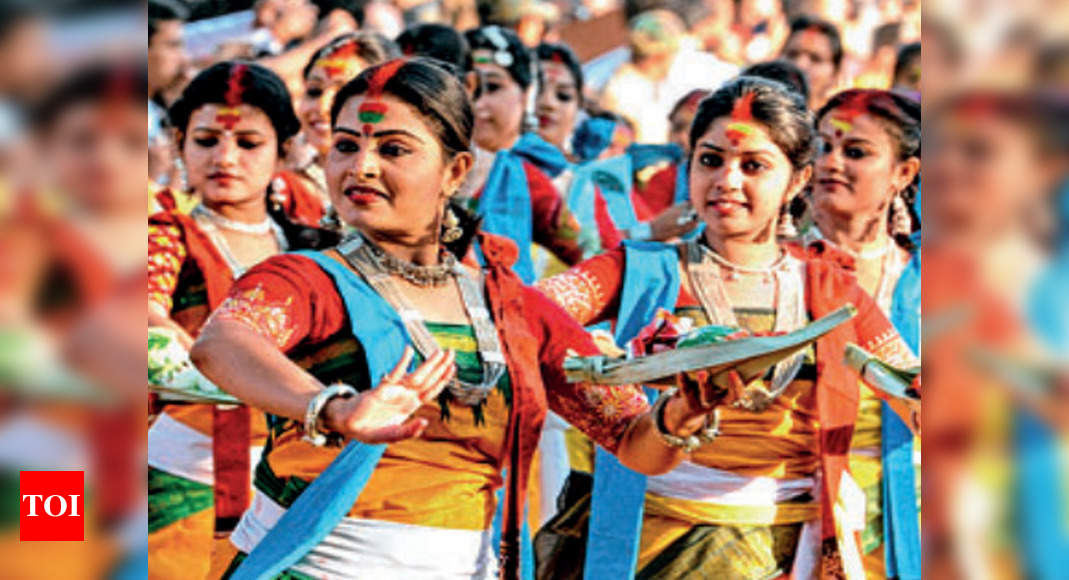 Free Vectors - Indian Festival, Holi And Basanta-Utasav Celebration With  Young Traditional Indian Couple And Hindi Text Rang Barse (Raining Of  Colors). | FreePixel.com