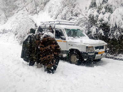 Stranded SUV passengers rescued from snow-bound Poonch area