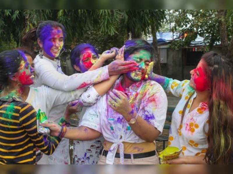 Women smear colours at each other during Holi celebrations, at Dayanand College in Faridabad.Photo)(
