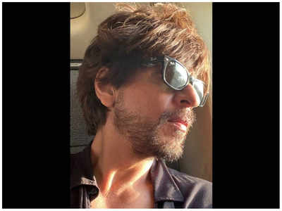 Shah Rukh Khan extends Holi wishes on social media with an uber-cool selfie